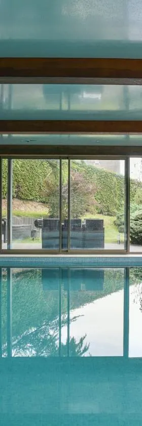 Superbe villa avec piscine intérieure, sauna, jacuzzi et salle de sport，位于Lucinges的酒店