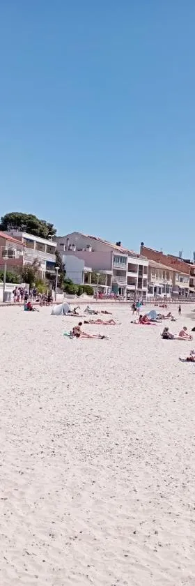 Bel appartement bord de mer à St Cyr Sur Mer，位于滨海圣西尔的酒店