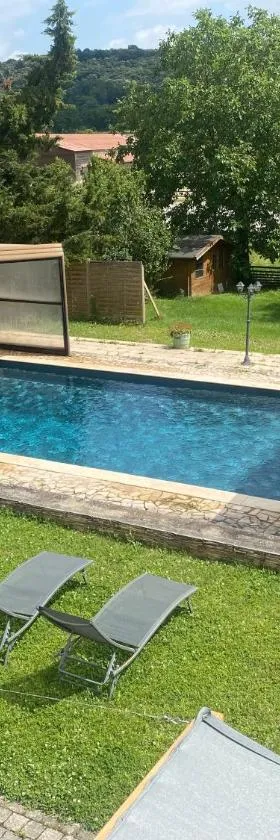 Maison 3 chambres, 3 SdB, terrasse, piscine, spa，位于Meyrié的酒店