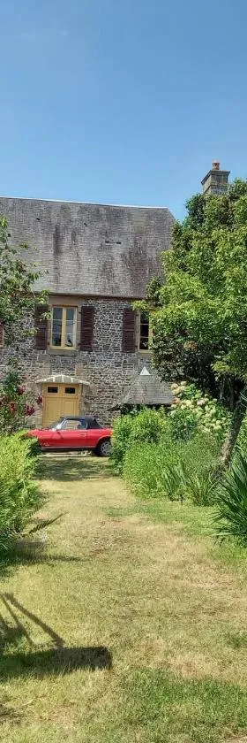 Le Petit Manoir，位于Isigny-le-Buat的酒店