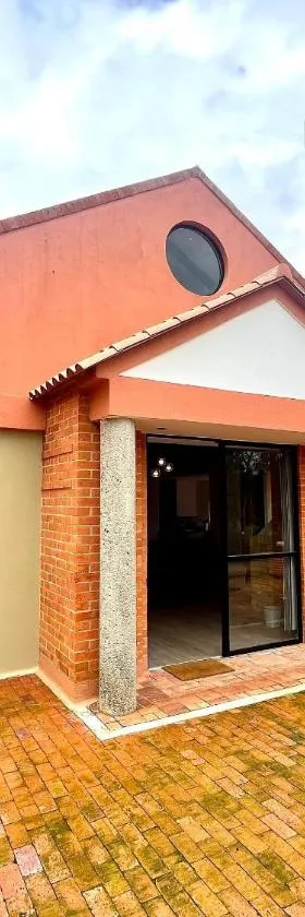 Lujosa Cabaña Represa del Sisga TV Wifi Cocina BBQ，位于Chocontá的酒店