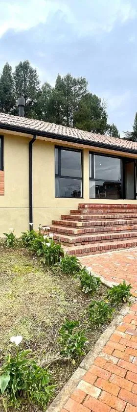 Lujosa Cabaña Represa del Sisga TV Wifi Cocina BBQ，位于Chocontá的酒店