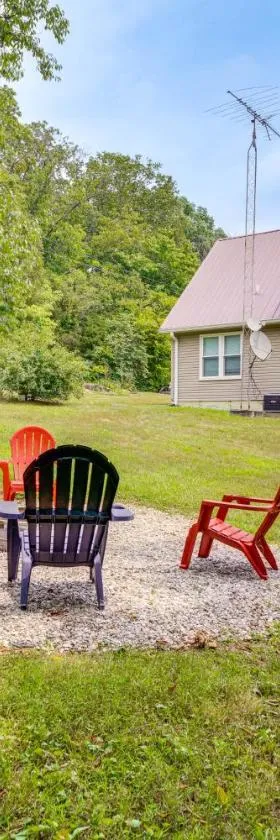 Modern Eckerty Home with Deck on Patoka Lake!，位于Taswell的酒店