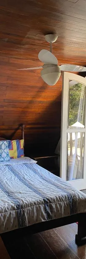 Espaço arborizado com Casa e Chalé em bairro nobre de Monte Verde，位于卡曼杜卡亚的酒店