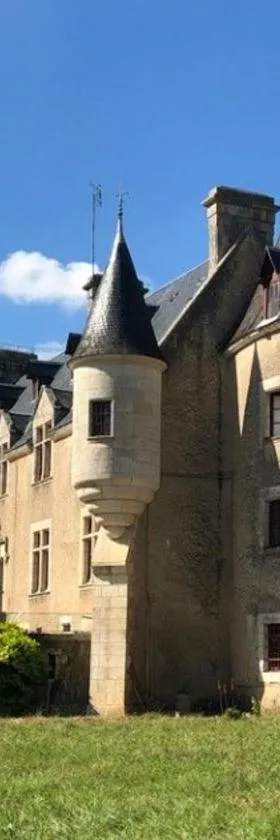 Chambre dans tour du 15ème siècle，位于Mauvières的酒店
