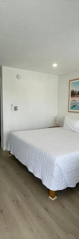 Single King Room，位于Lake City的酒店
