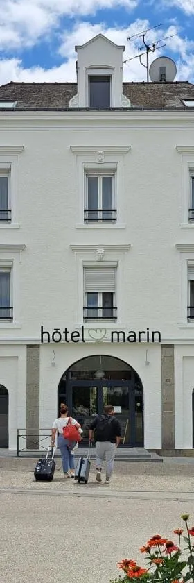 Hôtel et Apparts Marin，位于拉瓦勒的酒店