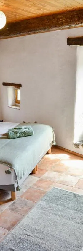 Mas de Boissière - Chambres d'hôtes avec piscine et jacuzzi，位于Cros的酒店