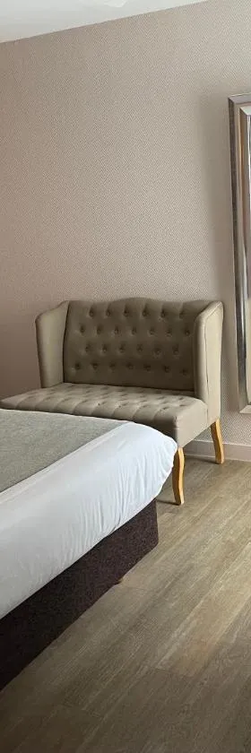 Cit'Hotel Le Chêne Vert，位于莱萨布勒-多洛讷的酒店