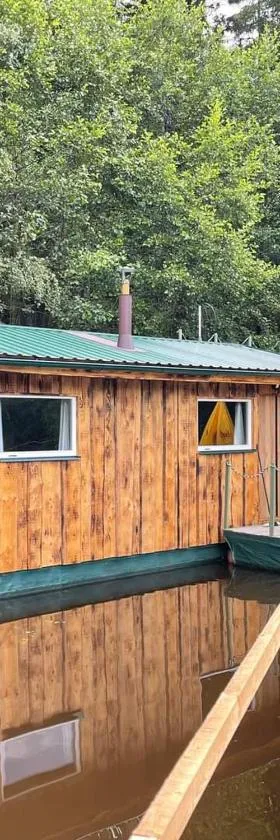 Houseboat U Vodníka，位于Krásná Hora的酒店