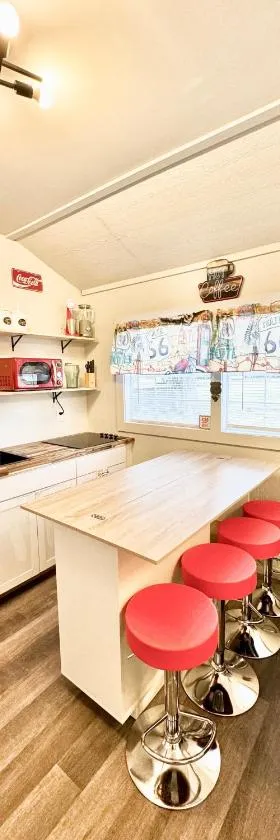 Charming Rt 66 Tiny Cabin-Mins to Main St，位于班德拉的酒店
