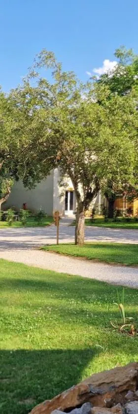 Gîte l'Enclos Ô rendez-vous Roquefeuil-Pays de sault- avec jardin，位于Roquefeuil的酒店