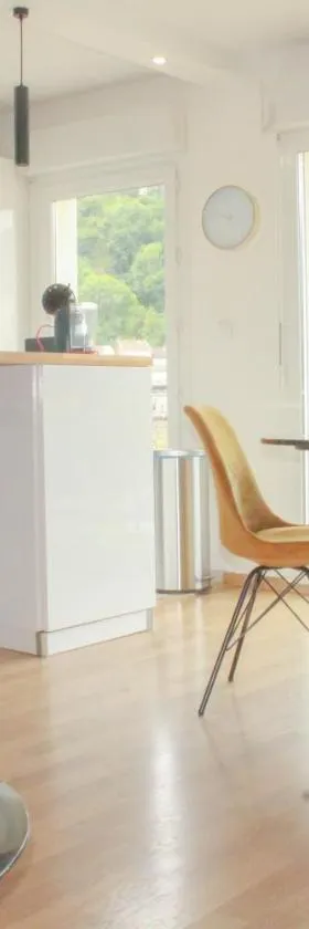 TheSkyFall , cosy appartement, terrasse & parking，位于隆维的酒店