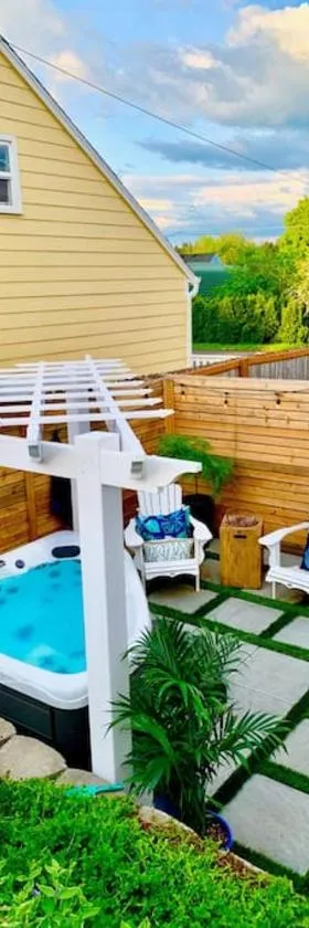 Private New Garden Apartment W Hot Tub，位于Camas的酒店