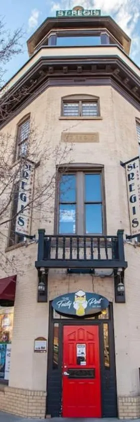 Modern Condo Inside The Historic St Regis，位于大章克申的酒店