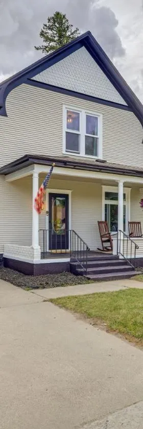 Stunning Red Lodge House with Hot Tub Walk to Town，位于雷德洛治的酒店