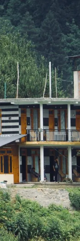 Yellowjackets Hostel Tosh，位于Tosh的酒店