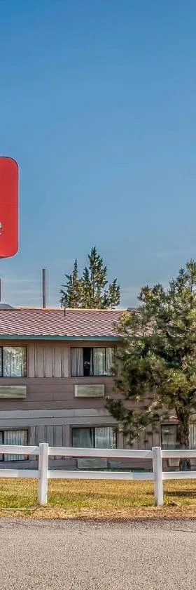 Econo Lodge Inn & Suites Madras，位于马德拉斯的酒店