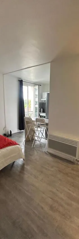Studio très lumineux et équipée en pleine avenue !，位于莱克朗兰比塞特尔的酒店