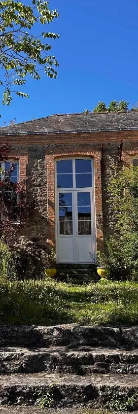 Cottage dans ancienne école de 1850 - 2 à 4 personnes，位于米西亚克的酒店