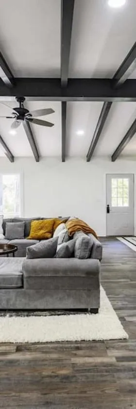 Gorgeous Renovated Home With Large & Private Lot，位于Winchester的酒店