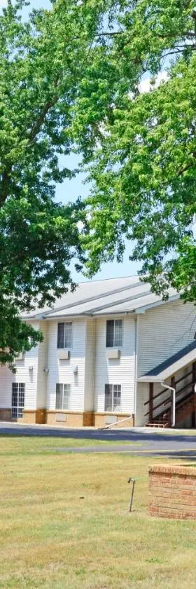 Budget Host Inn，位于Allegan的酒店