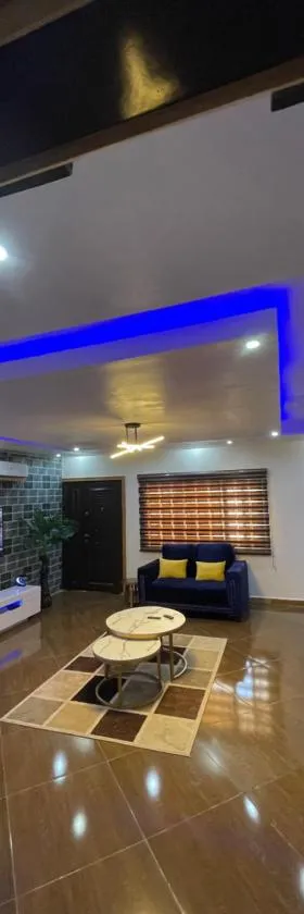 24-Hour Electricity An Entire Stylish 4-Bedroom Bungalow，位于阿库雷的酒店