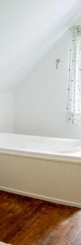 Chambre privée à la campagne avec deux lits doubles petit déjeuner inclus，位于Laniscat的酒店