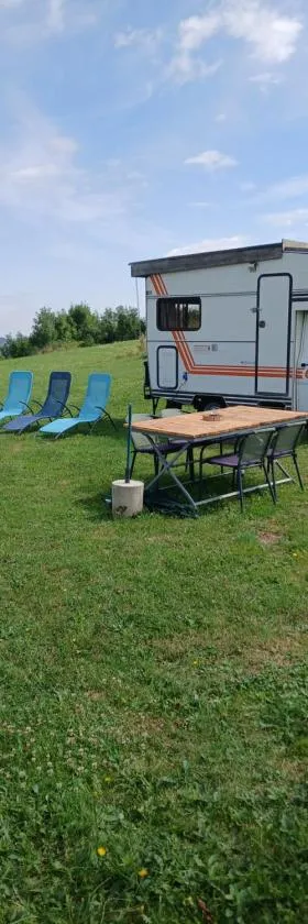 Camping car vintage，位于Saint-Barthélemy-le-Plain的酒店
