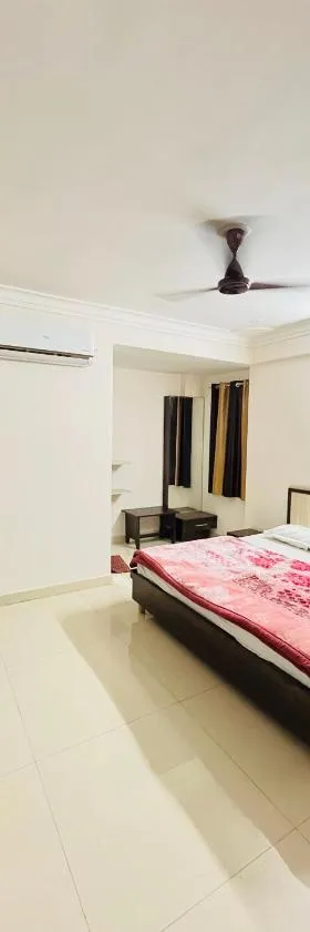 Hotel Chandram - 450mtr I 10min walking from ShreeNath Ji temple Nathdwara 966o9o1oo6，位于纳特杜瓦拉的酒店