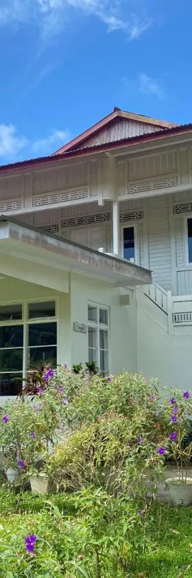 A beautiful and Spacious Rumah Manado 2 Bedrooms with Bathrooms Villa Marion Tomohon，位于Tomohon的酒店
