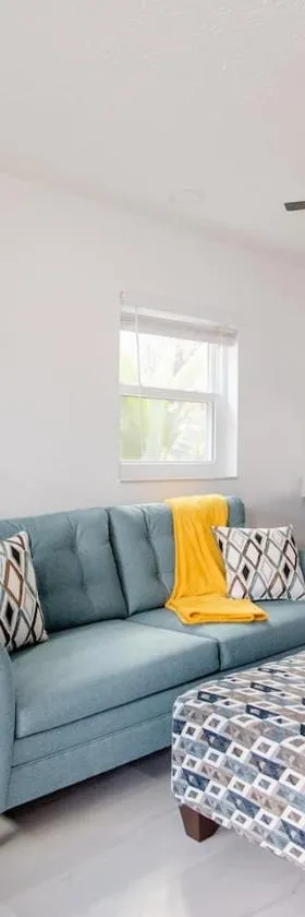 Walk Everywhere! 1-bedroom Gem In Downtown Hub，位于新里奇港的酒店