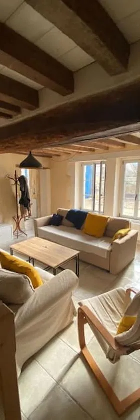 La Maison Bleue, maison mitoyenne de campagne，位于Vincelles的酒店