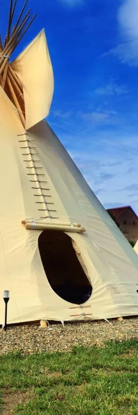 Teepee Camp Lounky，位于Chodouny的酒店