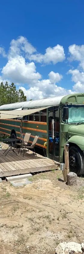 Night Owl Bus-Romantic Dripping Springs Retreat with Pool, Fast Wi-Fi & Scenic 10-Acre Views，位于德里平斯普林斯的酒店