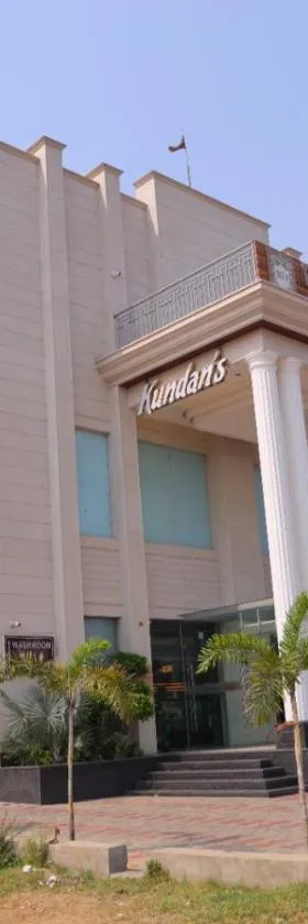 HOTEL ROYAL VILAS9，位于Gajraula的酒店