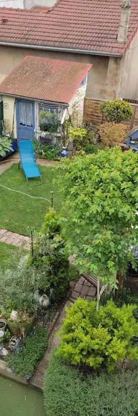 Un deux pièces et un jardin à Villejuif，位于维勒瑞夫的酒店