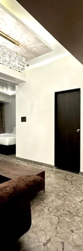 TAKHT- Executive Suites and Rooms，位于Chinchiwad的酒店