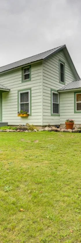 11 Mi to Lake Fife Farmhouse with Yard and Fire Pit!，位于Fife Lake的酒店