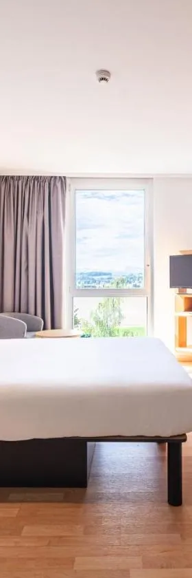 B&B HOTEL Lully 3 Lakes，位于滨湖埃斯塔瓦耶的酒店