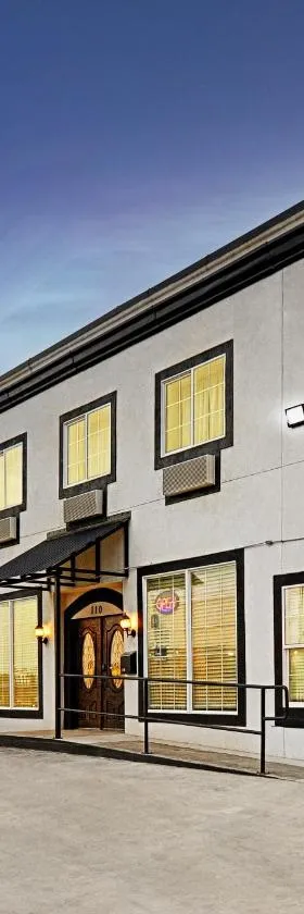 Hotel Dilley Grand，位于Dilley的酒店