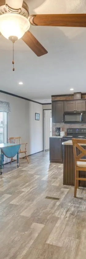 Lakefront Wetumpka Escape with Furnished Deck!，位于威屯卡的酒店