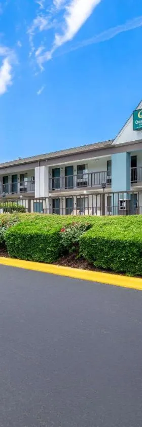 Quality Inn Pelham I-65 exit 246，位于佩勒姆的酒店