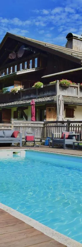 Les Chalets de la Serraz，位于拉克吕萨的酒店