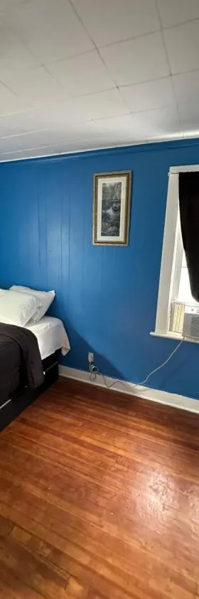 Fidelia Fuchsite Room, Queen Bed minutes from Newark Liberty international Airport and Newark Penn Station，位于欧文顿的酒店