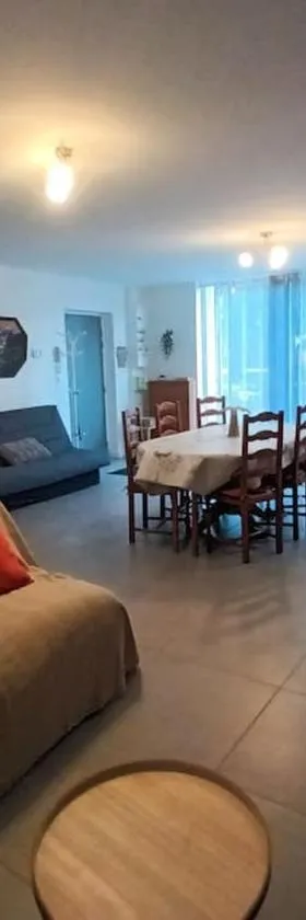 Appartement en rez-de-chaussée，位于Fourchambault的酒店