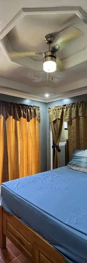 Lovely Bedroom in Lila, Bohol with WIFI, AC and Ref，位于Lila的酒店