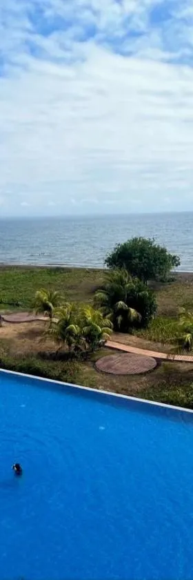 Seafront Residences Vacation Getaway，位于圣胡安的酒店