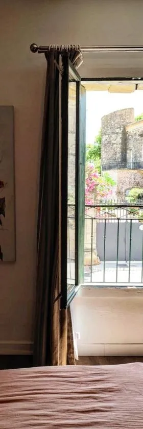 Gîte en face du Château de NIZAS, 4 chambres d'hôtes et 1 appartement familial avec 2 chambres，位于Nizas的酒店