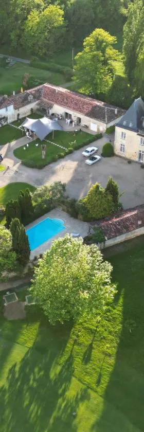 Château de La Vallade，位于Saint-Porchaire的酒店